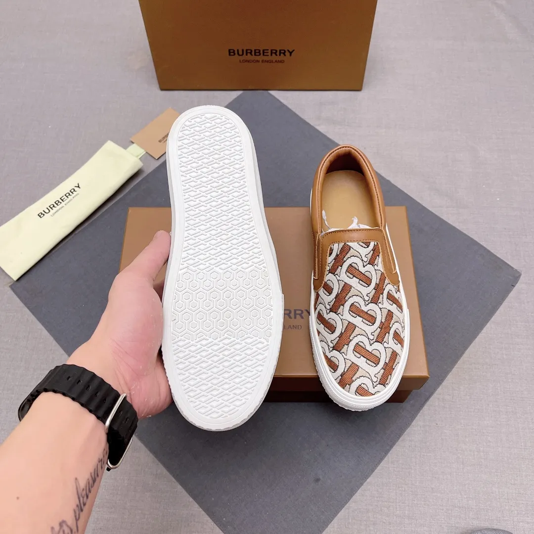 ◾️▫️P380. B's 2025 spring and summer new product, men's classic low-top slip-on sneakers, made of classic retro B's printed canvas material, spliced ​​with layered calfskin, and decorated with a new brand logo. First-layer cowhide lining, embossed Burberry logo on the heel, and original TPU outsole! Size: 38-45 No. 004